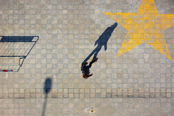 Straßenfotografie aus der Vogelperspektive mit Licht und Schatten aus dem Panoramarad, am Ufer des adriatischen Meeres, Lungomare und Murat Bezirk in Bari, Apulien, Italien - Foto, Bild