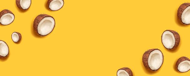 Muster mit reifen Kokosnüssen auf gelbem Hintergrund. - Foto, Bild