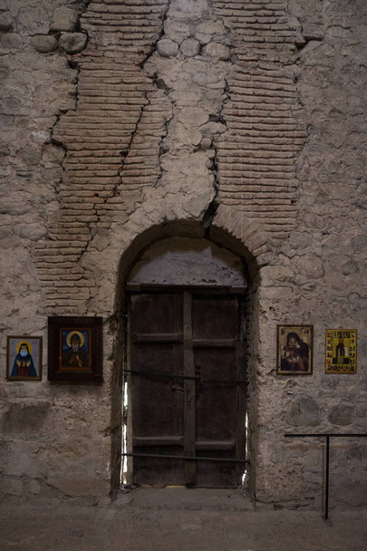 修道院で教会のドア割れた壁 - 写真・画像