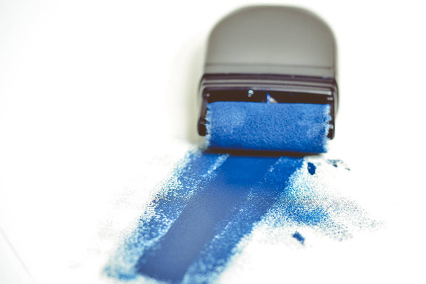Attrezzature di verniciatura con vernice blu bagnata
. - Foto, immagini