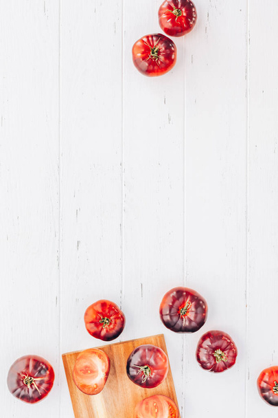 Tomates Mar Azul sobre fondo de mesa de madera blanca
 - Foto, Imagen