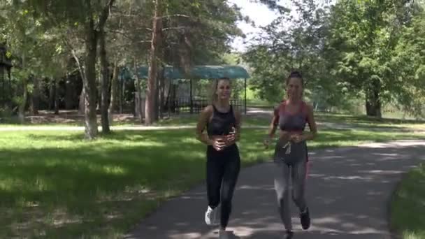 Biegaczy kobiet działających w parku ćwiczeń na zewnątrz - Materiał filmowy, wideo