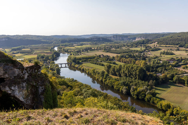 Uitzicht op de Dordogne en de vallei van de Dordogne vanaf de muren van de oude stad Domme, Dordogne, Frankrijk - Foto, afbeelding