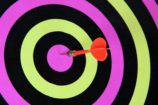 Target with dart close-up - Foto, Bild
