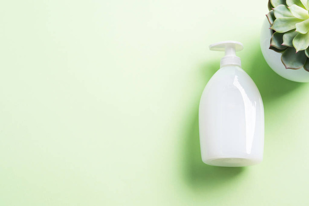 Botella de jabón natural blanco en verde pastel
 - Foto, Imagen