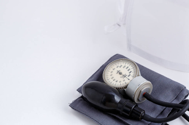 tappo medico e tonometro su sfondo bianco isolato. vista dall'alto
 - Foto, immagini