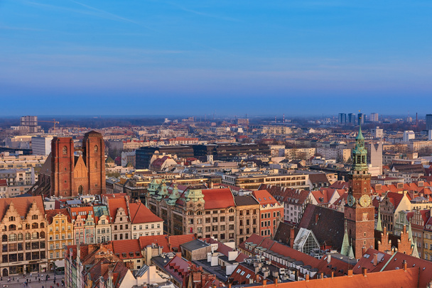 Veduta aerea di Stare Miasto con Piazza del Mercato, Vecchio Municipio e Chiesa di Sant'Elisabetta dalla Chiesa di Santa Maria Maddalena a Breslavia, Polonia
 - Foto, immagini