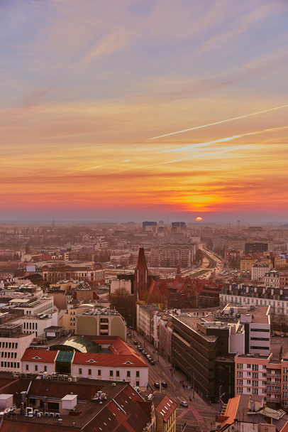 Hermosa, colorido atardecer sobre Wroclaw vista aérea
 - Foto, Imagen