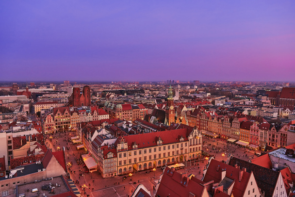 Вид на захід сонця у Старому місті з площею ринок, Староміська ратуша та церквою св. Elizabeths з церкви Святої Марії Магдалини у Вроцлаві, Польща - Фото, зображення
