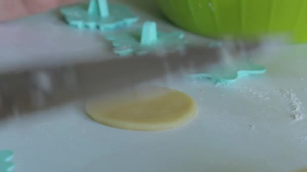 A woman rolls dough for making marshmallow sandwiches with a rolling pin. - Filmmaterial, Video