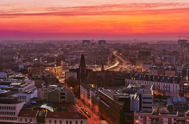 Hermosa, colorido atardecer sobre Wroclaw vista aérea
 - Foto, Imagen