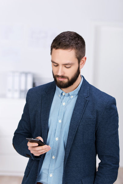 Businessman Text Messaging Through Cell Phone - Foto, Bild