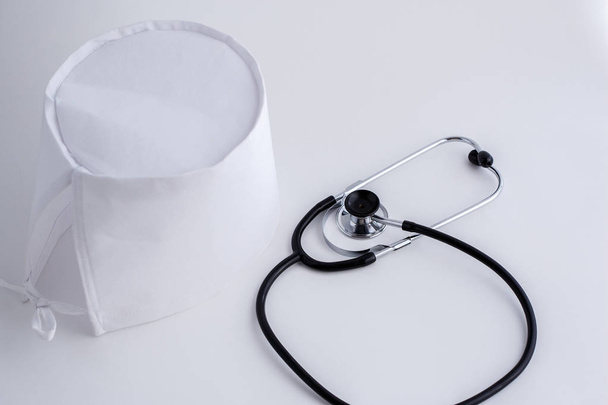 casquette médicale et stéthoscope sur fond blanc isolé
 - Photo, image