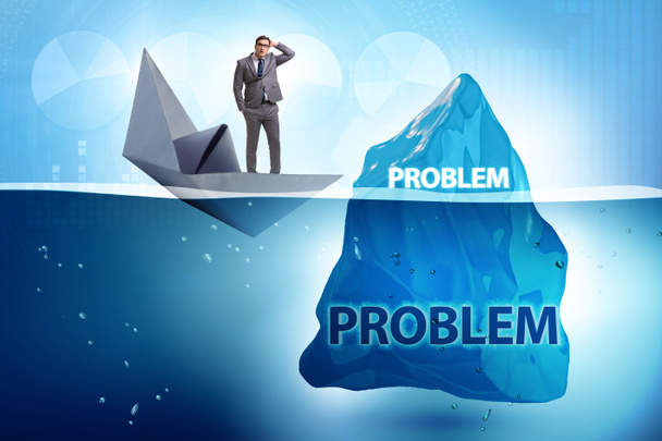 Бизнесмен в проблемной концепции с айсбергом
 - Фото, изображение