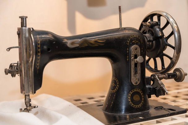 máquina de coser antigua - primer plano
 - Foto, imagen