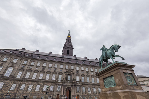 Дивлячись на Крістіансборг палац і Фредерік Vii статуя в Копенгагені, Данія. - Фото, зображення