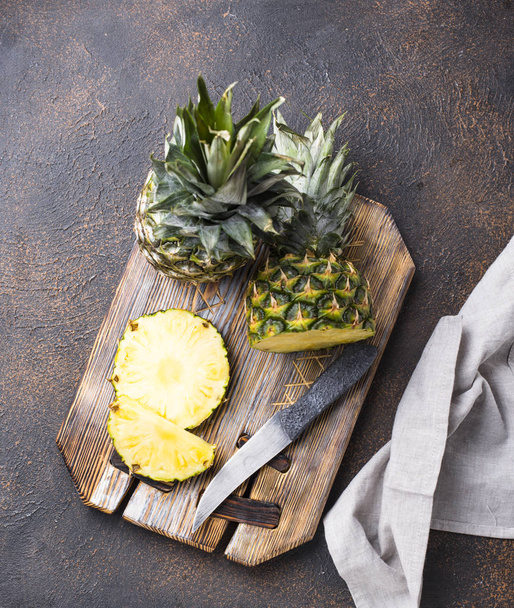 Ananas affettato sul tagliere
 - Foto, immagini