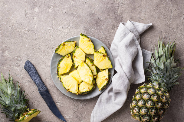 Viipaloitu kypsä ananas lautasella
 - Valokuva, kuva