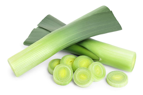 Leek zelenina s plátky izolovanými na bílém pozadí - Fotografie, Obrázek