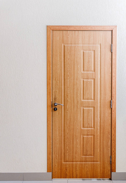 Kuva yksinkertainen puinen ovi huone, toimisto
  - Valokuva, kuva