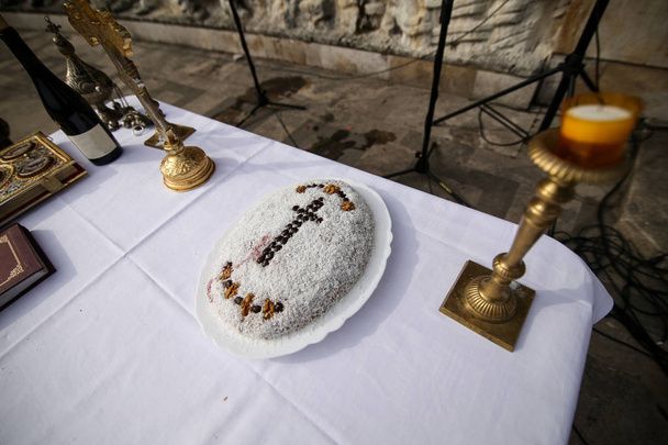 Une assiette pleine de coliva, gâteau traditionnel roumain à base de bo
 - Photo, image