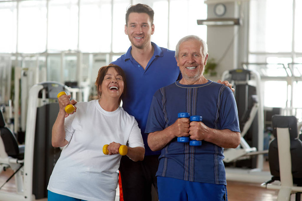 Pessoas idosas felizes com personal fitness trainer
. - Foto, Imagem