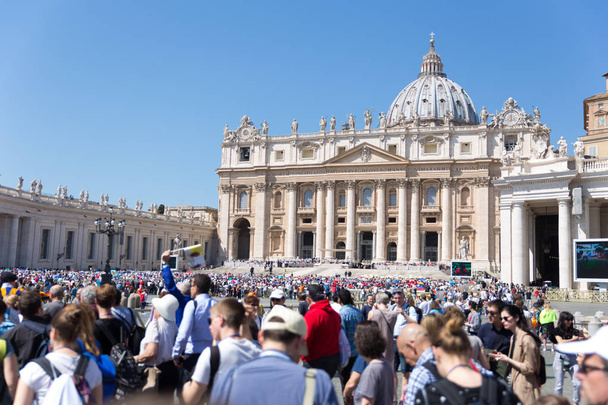 Widok Bazyliki Świętego Piotra z placu Świętego Piotra w Watykanie, Watykan. - Zdjęcie, obraz