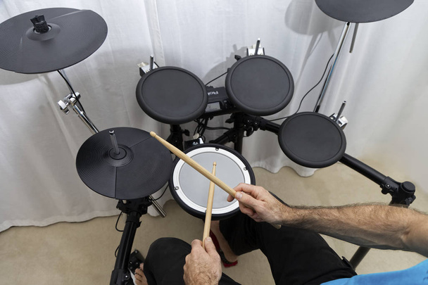 tamburi moderni in uno studio di batteria con apparecchiature elettroniche  - Foto, immagini