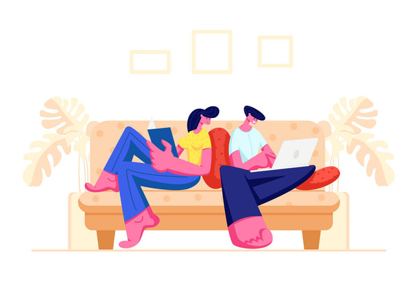 Щасливі пара розслабляючий разом вдома сидячи на дивані з книгою і ноутбука. Чоловічий і жіночий молоді персонажі проводять час у вихідні, дівчина читанні, людина робота на комп'ютерні мультфільм плоский Векторна ілюстрація - Вектор, зображення