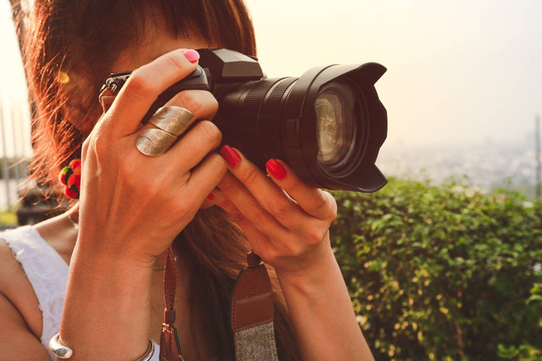 Soft focus en fotógrafo mujer asiática tomando fotos con cámara slr fotografía profesional durante sus vacaciones
. - Foto, Imagen