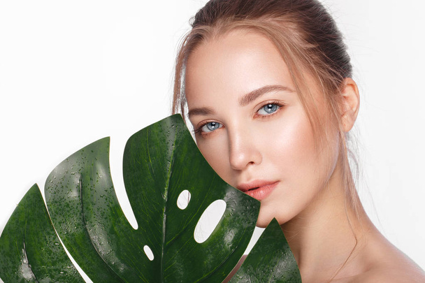 Beautiful fresh girl with perfect skin, natural make up and green leaves. Beauty face. - Foto, immagini