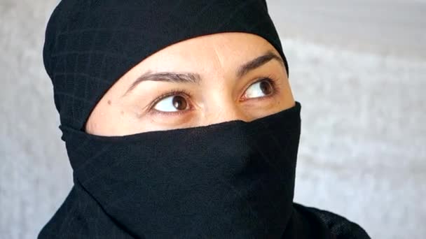 Портрет красивой арабской девушки. Исламская женщина в хиджабе смотрит в камеру
. - Кадры, видео
