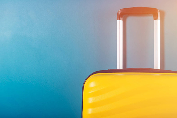 Φωτεινή και κομψή βαλίτσα σε μέγεθος καμπίνας ως ιδέα διακοπών - Φωτογραφία, εικόνα
