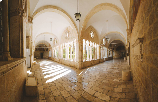 Dziedziniec kościoła franciszkańskiego i klasztoru, Dubrownik, Chorwacja - Zdjęcie, obraz