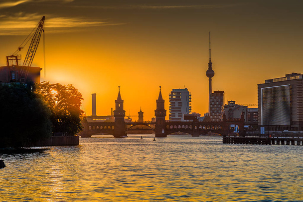 Ουρανοξύστης Βερολίνου με ποτάμι Spree στο ηλιοβασίλεμα, Γερμανία - Φωτογραφία, εικόνα
