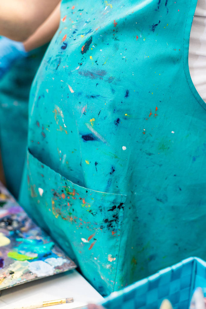renkli boyalar bulaşmış sanatçının giysileri - Fotoğraf, Görsel