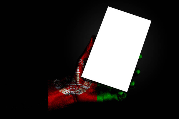 mano con bandiera dipinta Afghanistan con un grande foglio bianco con spazio per un'iscrizione, finto
 - Foto, immagini