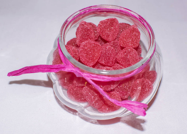 Catering para festa de aniversário. Close up de doces sobremesas rosa bonitos servidos na mesa
. - Foto, Imagem