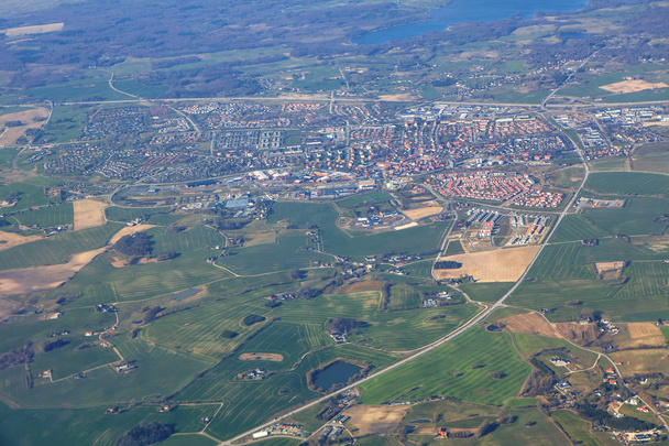 Luchtfoto van groene velden en kleine stad  - Foto, afbeelding