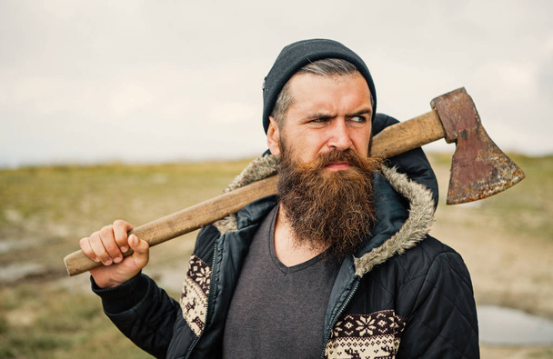 Lumberjack in the woods with an ax. - Foto, Bild
