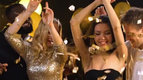 fröhliche multirassische Freunde tanzen auf Party unter fallendem Konfetti, Feier - Filmmaterial, Video