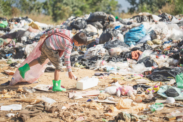 Los niños pobres recogen basura para la venta debido a la pobreza, basura  - Foto, imagen