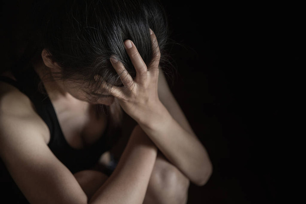 ソフトフォーカス。若い女性の悲しみと恐怖ストレスの多いうつ病のエモティオ - 写真・画像