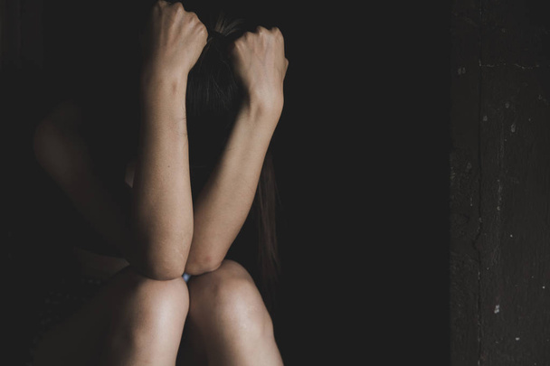 zachte focus. jonge vrouw verdrietig en angst stressvol depressief emotio - Foto, afbeelding