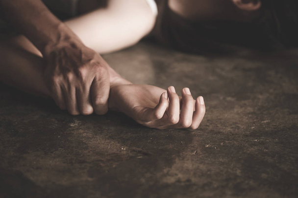 La mano de un hombre sosteniendo la mano de una mujer por violación y abuso sexual
 - Foto, imagen