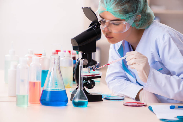 研究室で働く若い女性化学者  - 写真・画像