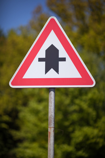 driehoeksverkeer teken voor een kruispunt - Foto, afbeelding