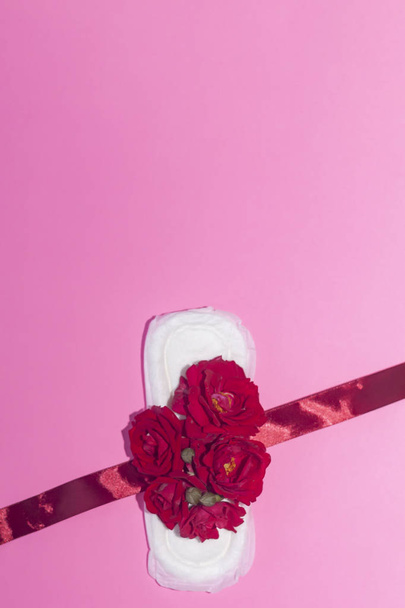 Hygieneprodukte für Frauen auf rosa Hintergrund. Konzept der kritischen Tage, Menstruationszyklus, Periodentage, pms - Foto, Bild