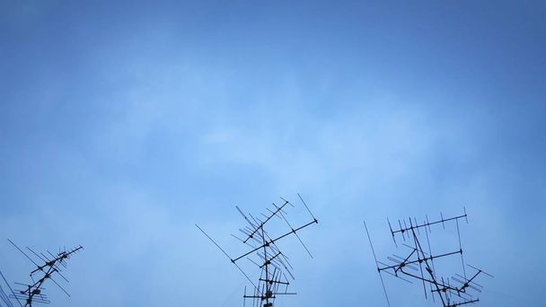 TV antenna a kék égbolt hátterén. másol hely,-on Ázsia,-ban Thailand, - Fotó, kép