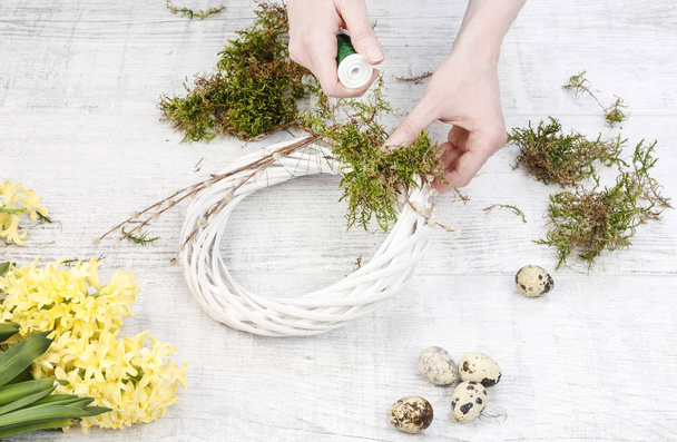 Cómo hacer una corona de mimbre blanca con musgo, huevos de codorniz e hiacina.
 - Foto, imagen